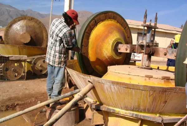 10. Minas artesanales y operaciones en formalización