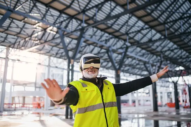 trabajador con dispositivo de realidad virtual