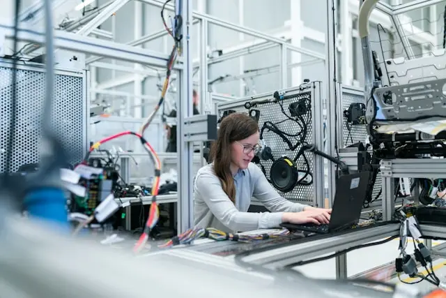 mujer con dispositivos tecnologicos
