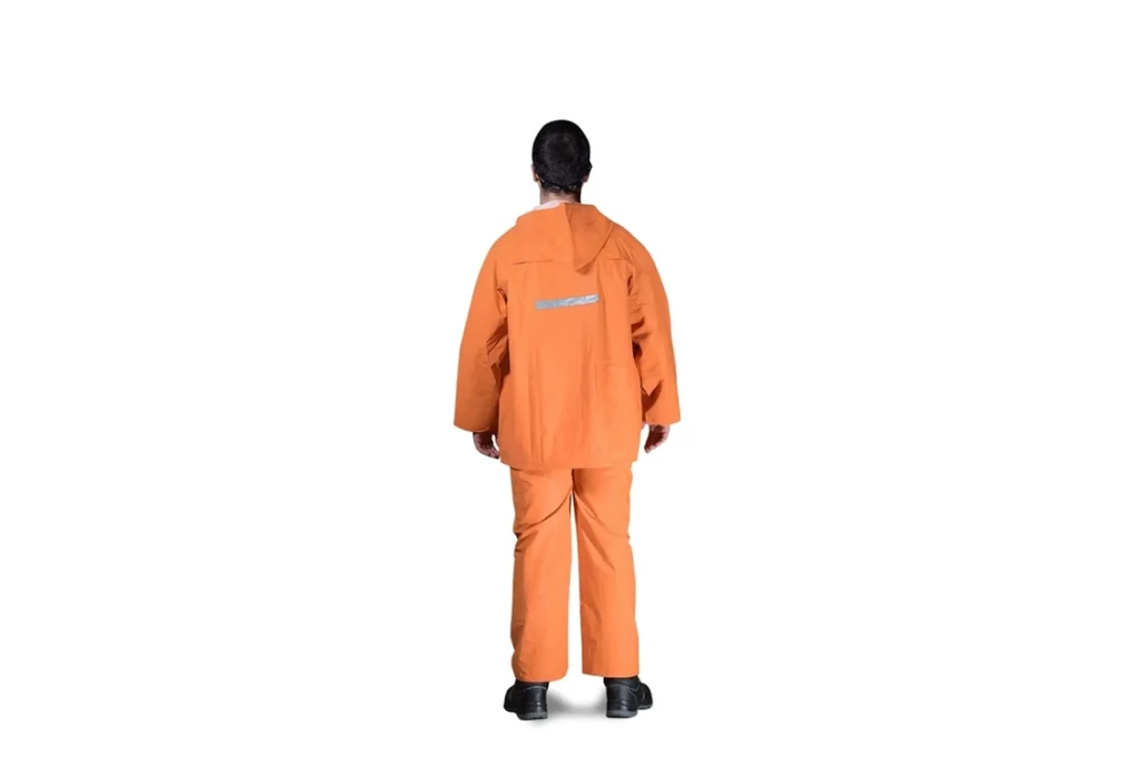 Detalles técnicos del pantalón y casaca de PVC