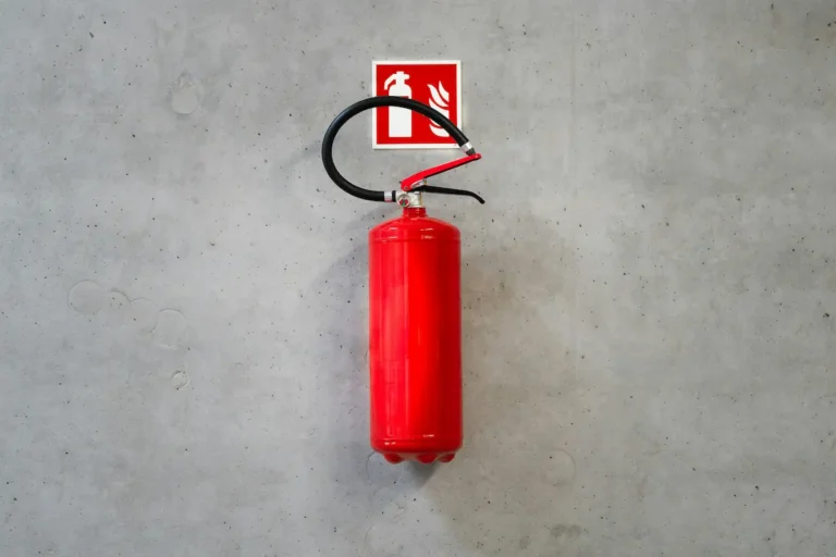 Tipos de extintores aprende a identificar cuál necesitas antes de enfrentar una emergencia