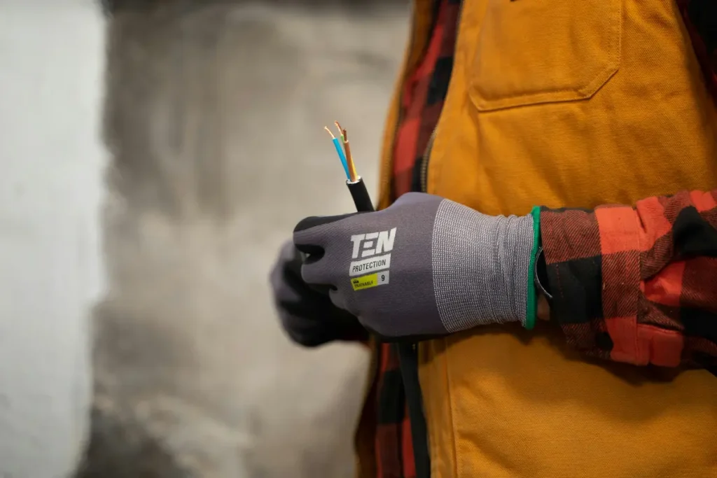 Tipos de guantes de seguridad industrial y sus usos según el nivel de riesgo