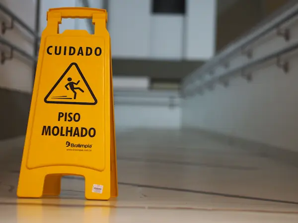 El primer paso consiste en conocer cómo se desarrolla realmente cada actividad. No basta con revisar un procedimiento escrito, porque las tareas pueden cambiar según el horario, el volumen de producción, el mantenimiento, la experiencia del trabajador o las condiciones del entorno. Observar el proceso directamente permite descubrir diferencias entre lo planificado y lo que sucede durante una jornada normal.