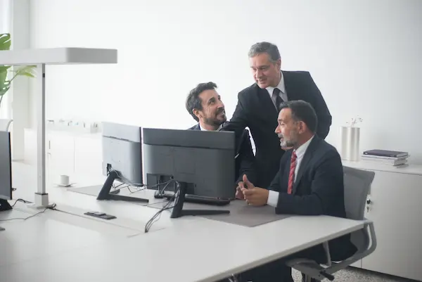 Implementar un IPER en seguridad y salud en el trabajo es mucho más que cumplir con una obligación legal. Se trata de una estrategia preventiva que permite identificar los peligros presentes en las actividades diarias, evaluar los riesgos asociados y establecer medidas de control que contribuyan a proteger la integridad de los trabajadores y garantizar la continuidad de las operaciones.