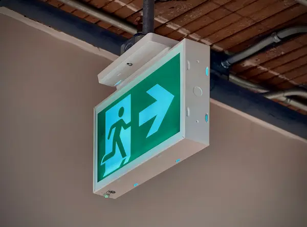 Contar con indicaciones visibles es importante, pero su verdadera utilidad depende de que exista una planificación previa de las rutas que las personas deberán seguir. Antes de instalar cualquier señal, es necesario analizar la distribución del establecimiento, identificar los accesos disponibles y determinar cuáles serán los recorridos más adecuados para evacuar cada ambiente. Esta planificación permite que las indicaciones respondan a una ruta definida y no se conviertan simplemente en elementos colocados sin una función específica.