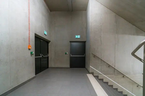 La reacción de las personas ante un movimiento sísmico puede variar considerablemente. Algunas pueden mantener la calma y seguir las indicaciones previamente establecidas, mientras que otras pueden experimentar temor o desorientación. En este escenario, disponer de referencias visuales permite complementar la información que las personas han recibido previamente y facilita la identificación de las rutas establecidas.