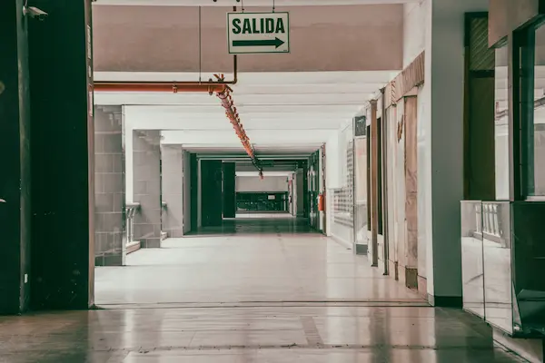 La ubicación de las indicaciones es un aspecto fundamental para que puedan cumplir su función durante una evacuación. No basta con disponer de una señal; esta debe encontrarse en un punto donde las personas puedan identificarla fácilmente mientras se desplazan por el establecimiento. Una colocación adecuada permite que la información sea visible desde diferentes ángulos y evita que quienes evacúan tengan que detenerse constantemente para decidir qué dirección tomar. Por ello, antes de instalarlas, es conveniente analizar el recorrido completo y determinar cuáles son los puntos en los que una persona podría necesitar orientación.