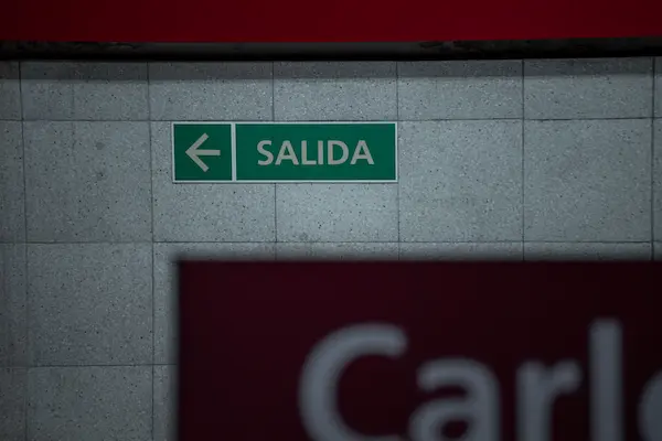Las señales de salida ante sismos son indicaciones visuales destinadas a orientar a las personas hacia las salidas establecidas de un determinado espacio. Su función principal es facilitar el reconocimiento de los recorridos que deben seguirse cuando una evacuación sea necesaria, permitiendo que las personas identifiquen los puntos de salida sin depender exclusivamente de instrucciones verbales.